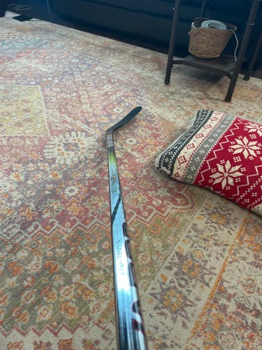 Youth Bauer Vapor Hyperlite 2 Right Handed Hockey Stick P88 Pro Stock (Used)