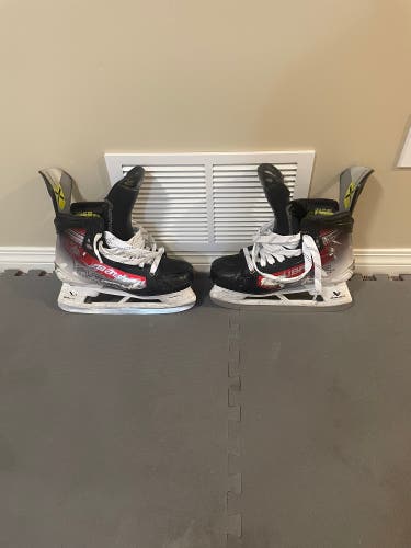Bauer Vapor Hyperlite 2 Hockey Skates  9 (Used)