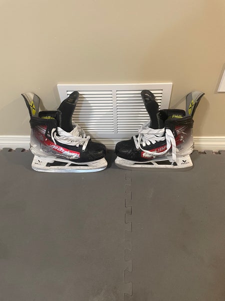 Bauer Vapor Hyperlite 2 Hockey Skates  9 (Used)