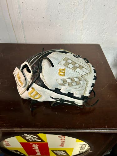 Wilson A950 Right Hand Throw Pitcher's Softball Glove 12.5"