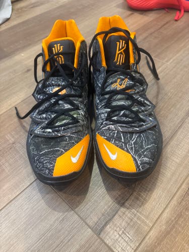 Men's Size M 11.0 (W 12.0) Nike Kyrie 5 Shoes (Used)