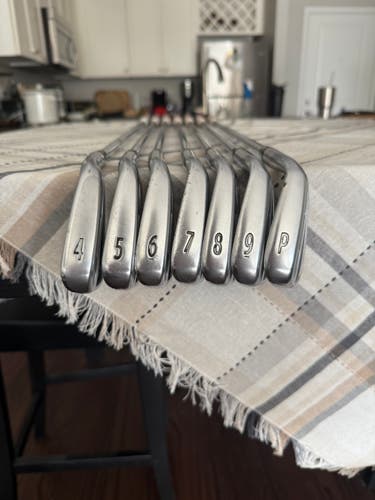 Titleist Right Handed Iron Set Stiff Flex (Used)