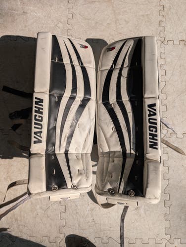 24" Vaughn Vaughn V7 XR Goalie Leg Pads (Used)