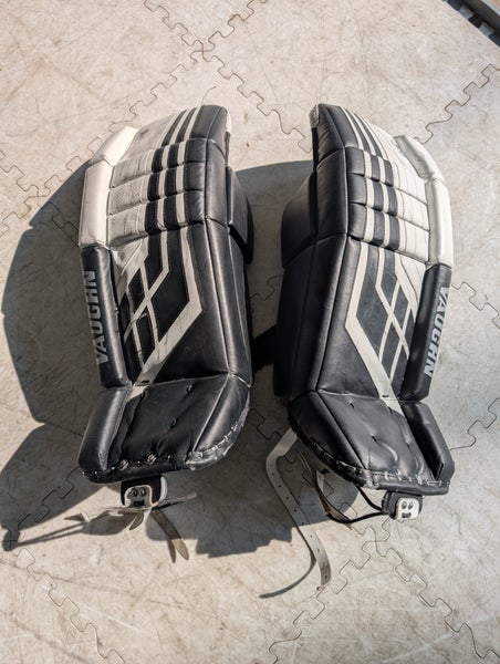 26" Vaughn Velocity VE8 Goalie Leg Pads (Used)