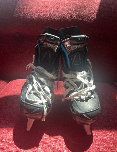 True TF9 Hockey Skates Regular Width Size 4.5