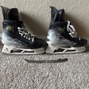2023 Bauer Vapor Hyperlite 2 Hockey Skates Regular Width   6.5 (Used)