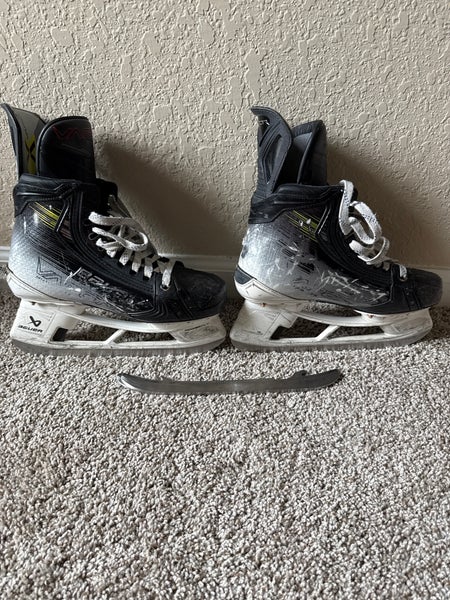 2023 Bauer Vapor Hyperlite 2 Hockey Skates Regular Width   6.5 (Used)