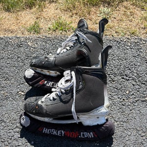 2023 Bauer Vapor Hyperlite 2 Hockey Skates  Pro Stock 9 (Used)