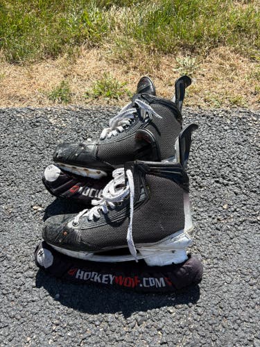 2023 Bauer Vapor Hyperlite 2 Hockey Skates  Pro Stock 9 (Used)
