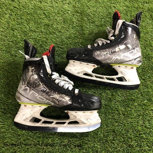 Intermediate Bauer Vapor Hyperlite Hockey Skates Size 5.5 (Used)