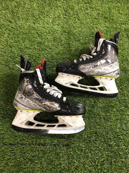 Intermediate Bauer Vapor Hyperlite Hockey Skates Size 5.5 (Used)