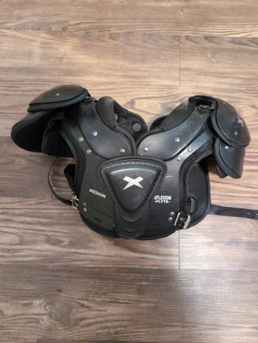 Medium Youth Xenith Xflexion flyte Shoulder Pads (Used)