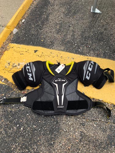 Large Senior CCM Tacks 9550 Shoulder Pads (Used)