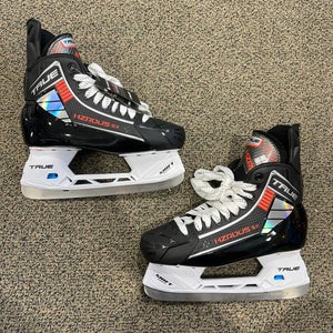 Senior True HZRDUS 5X Hockey Skates Regular Width 9.5 (New)