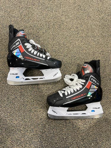 Senior True HZRDUS 5X Hockey Skates Regular Width 9.5 (New)