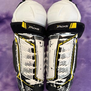 Junior CCM Tacks 9060 Shin Pads 11" (Used)