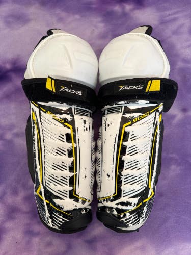 Junior CCM Tacks 9060 Shin Pads 11" (Used)