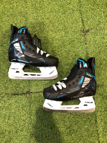 Junior True Catalyst 3X4 Hockey Skates Regular Width Size 2.5 (Used)