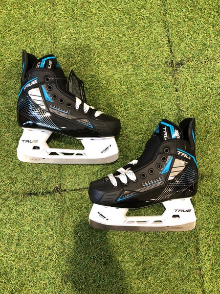 Junior True Catalyst 3X4 Hockey Skates Regular Width Size 2.5 (Used)