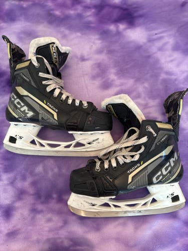 Senior CCM Classic SE Hockey Skates Regular Width Size 5 (Used)