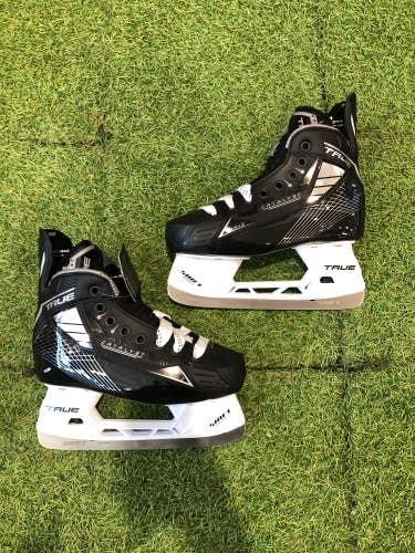 Junior True Catalyst Lite (SMU) Hockey Skates Regular Width Size 2 (New)