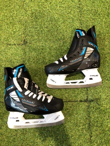Intermediate True Catalyst 3X4 Hockey Skates Regular Width Size 4.5 (New)