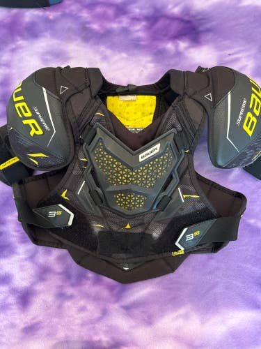 Medium Junior Bauer Supreme 3S Shoulder Pads (Used)