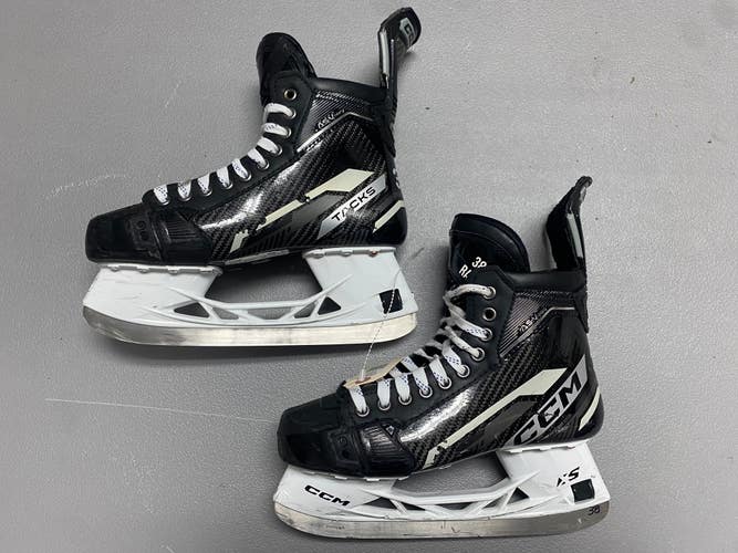 Senior CCM AS-V Pro Hockey Skates Regular Width Pro Stock 8 (Used)