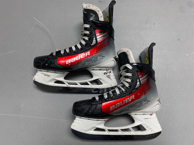 Senior Bauer Vapor Hyperlite 2 Hockey Skates Regular Width Pro Stock Size 6.5 (Used)
