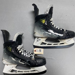 Senior Bauer Vapor Hyperlite 2 Hockey Skates Regular Width Pro Stock 8 (Used)