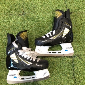 Junior True Catalyst 5 Hockey Skates Regular Width Size 2.0 (New)