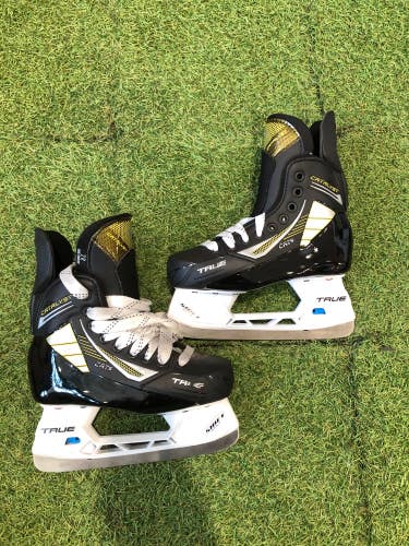 Junior True Catalyst 5 Hockey Skates Regular Width Size 2.0 (New)