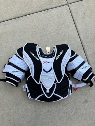 Intermediate Large Bauer Vapor X900 Goalie Chest Protector (Used)
