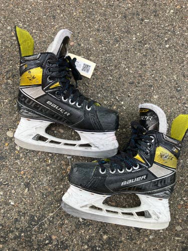 Junior Bauer Supreme 3S Hockey Skates Regular Width Size 2 (Used)