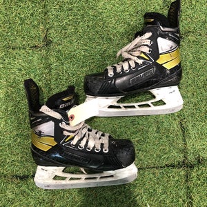 Youth Bauer Supreme Ignite Pro+ Hockey Skates Regular Width 13.5 (Used)