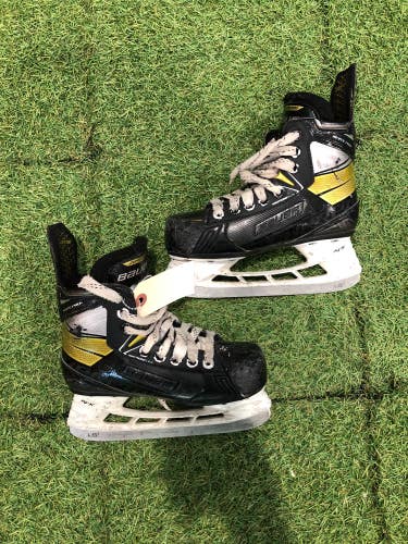 Youth Bauer Supreme Ignite Pro+ Hockey Skates Regular Width 13.5 (Used)