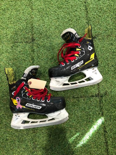 Junior Bauer Supreme M4 Hockey Skates Regular Width Size 3.0 (Used)