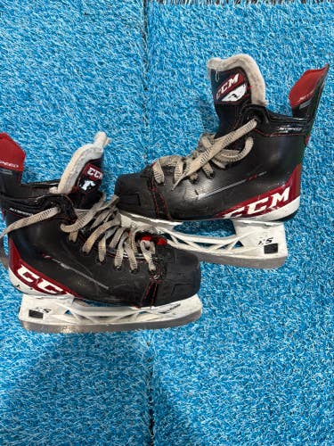 Junior CCM JetSpeed FT485 Hockey Skates Regular Width Size 2.5 (Used)