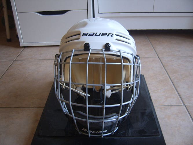 Excellent Condition Bauer BHH4500 Hockey Helmet sz Medium White w/Cage