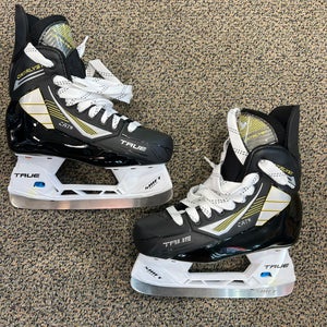 Junior True Catalyst 5 Hockey Skates Regular Width Size 3.5 (New)