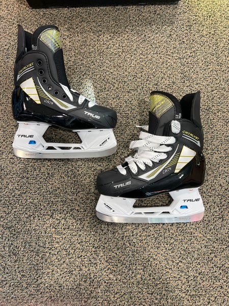 Junior True Catalyst 5 Hockey Skates Regular Width Size 2.5 (Used)