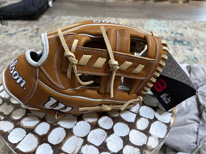 Wilson RH Infield A2000 Baseball Glove 11.5" (New)