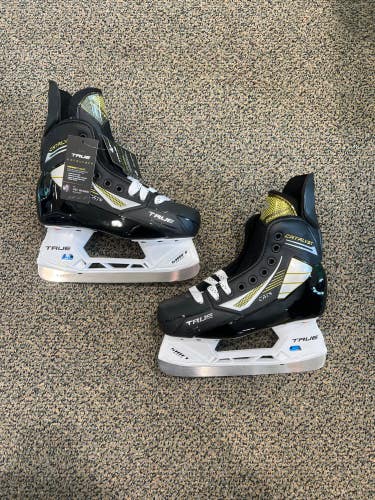 Junior True Catalyst 5 Hockey Skates Regular Width Size 3.5 (New)