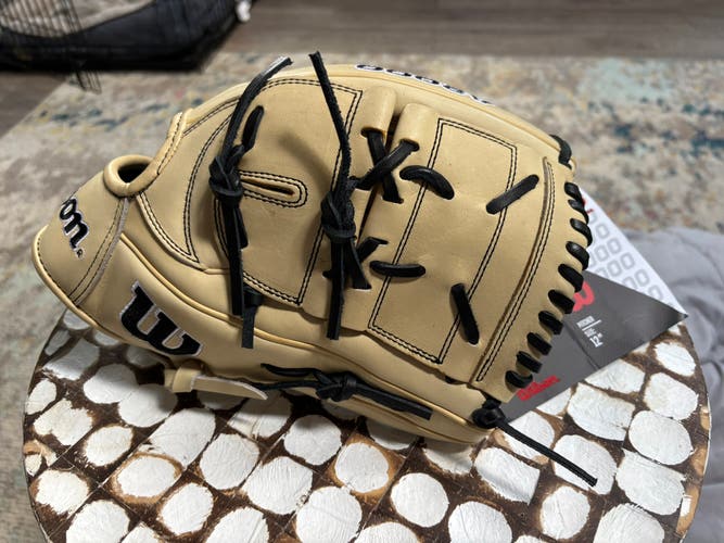 Wilson RH Pitcher's A2000 Baseball Glove 12" (New)
