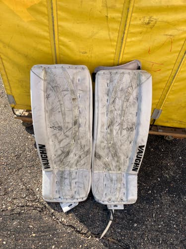26" Junior Vaughn Ventus LT60 Goalie Leg Pads (Used)