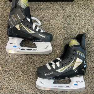 Junior True Catalyst 5 Hockey Skates Regular Width Size 2.0 (New)