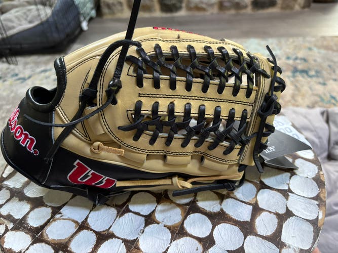 Wilson RH Pitcher's A2000 Baseball Glove 11.75" (New)
