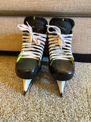 Bauer Elite Hockey Goalie Skates Size 5.5 (Used)