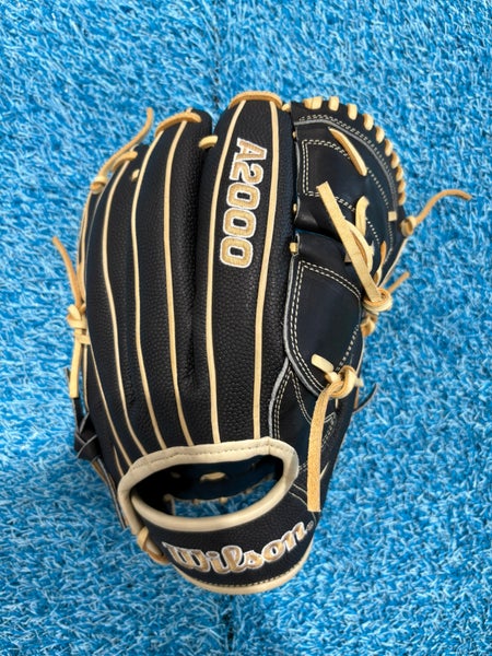 Black Wilson A2000 "B2" RH Baseball Glove 12" (Used)