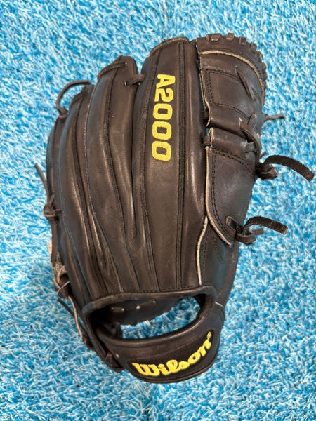 Black Wilson A2000 "CK22" RH Baseball Glove 11.75" (Used)